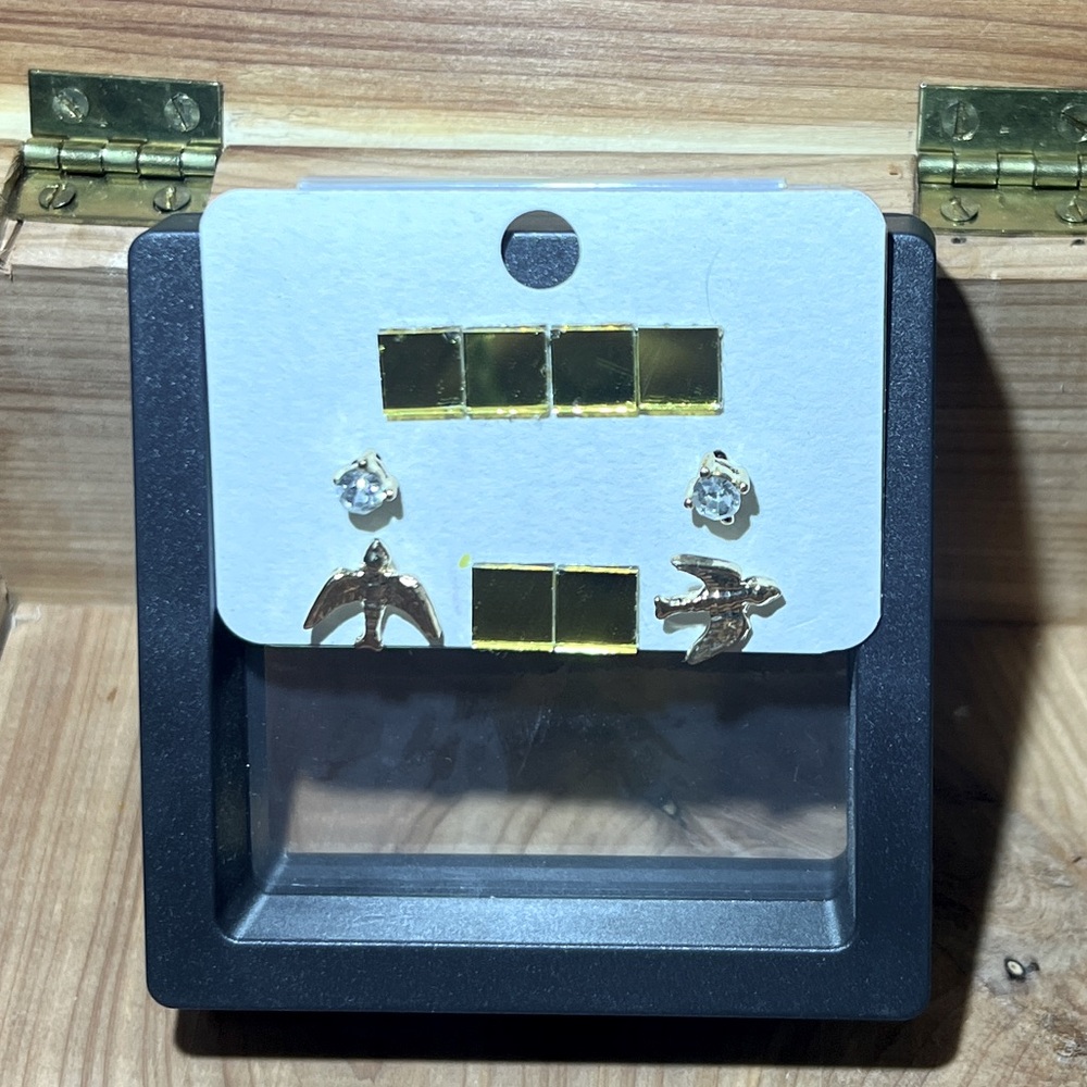 2 Pairs of Studs in Gold and Crystal